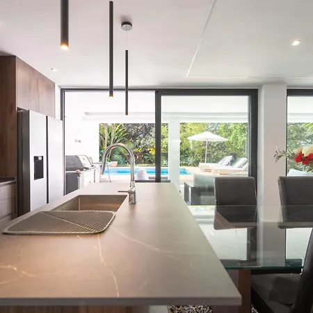 Villa Karma -elegant With Pool, Garden & Mul *